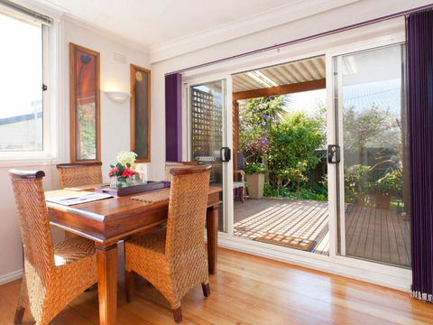 METRES TO THE BEACH MORNINGTON - Tourism Hervey Bay 1