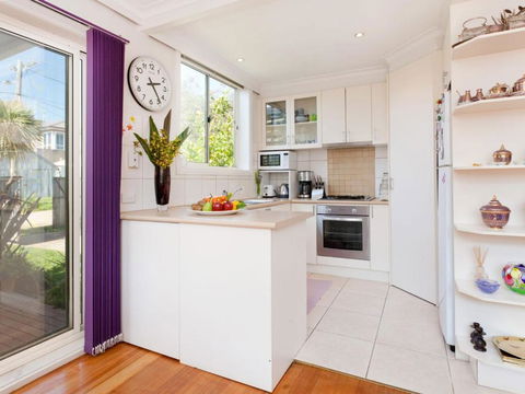 METRES TO THE BEACH MORNINGTON - Tourism Hervey Bay 2