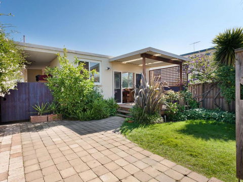 METRES TO THE BEACH MORNINGTON - Tourism Hervey Bay 4