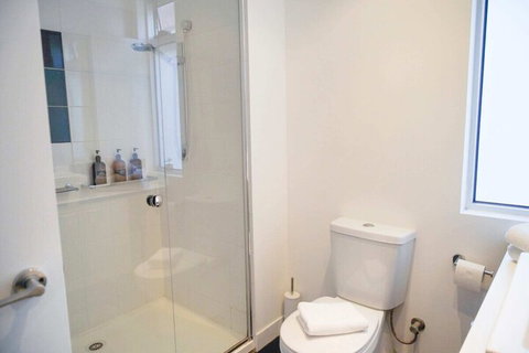 Trendy Modern 2BD Apartment Close To Beach & City - Hervey Bay Accommodation 5