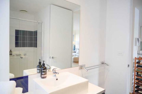 Trendy Modern 2BD Apartment Close To Beach & City - Hervey Bay Accommodation 7