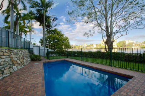 Modern Studio Apartment With Pool & Amazing Views - Hervey Bay Accommodation 3