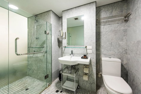 Elegant Studio With Fantastic Rooftop Views - Hervey Bay Accommodation 4