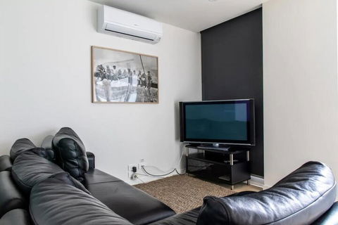 Modern 1 Bedroom Apartment In North Melbourne - Hervey Bay Accommodation 4