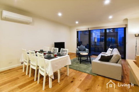 Tomkins Townhouse - Hervey Bay Accommodation 0