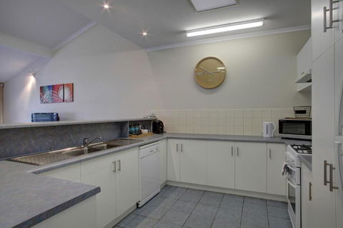 Port Lincoln Foreshore Apartments - Hervey Bay Accommodation 6