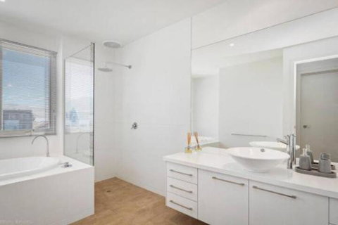 SEA NOOK Seconds From The Beach - Hervey Bay Accommodation 5