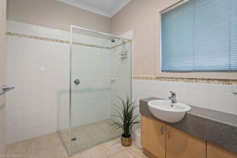 DRIFTWOOD VILLA Free Wifi Walk To Beach - Hervey Bay Accommodation 2