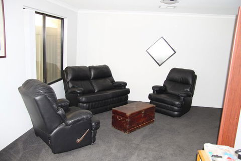 Warnbro Beach Family Accommodation - Tourism Hervey Bay 5