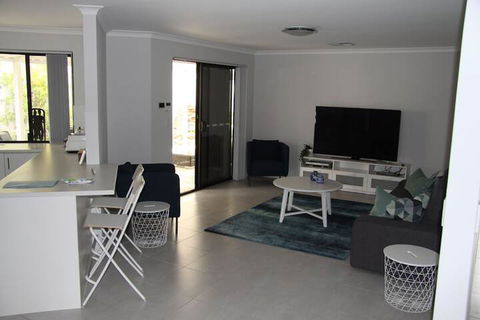 Warnbro Beach Family Accommodation - Tourism Hervey Bay 1