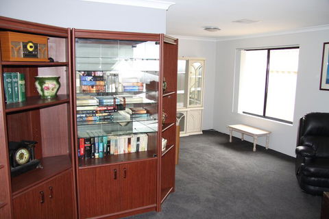 Warnbro Beach Family Accommodation - Tourism Hervey Bay 3