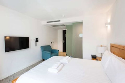 Stylish Studio With Balcony - Hervey Bay Accommodation 0
