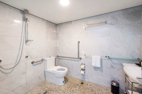 Stylish Studio With Balcony - Hervey Bay Accommodation 6