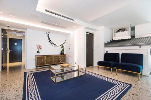 Stylish Studio With Balcony - Hervey Bay Accommodation 5