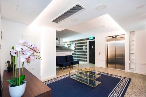 Stylish Studio With Balcony - Hervey Bay Accommodation 7
