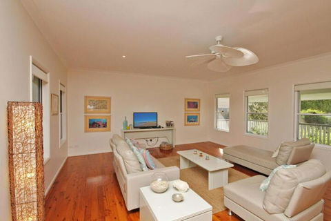 16 Beachway Pde Marcoola: Linen Incl WiFi Pet Friendly A / Cond. 500 BOND - Hervey Bay Accommodation 2