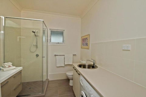 16 Beachway Pde Marcoola: Linen Incl WiFi Pet Friendly A / Cond. 500 BOND - Hervey Bay Accommodation 4