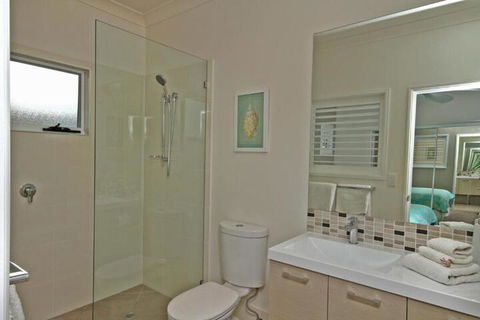 16 Beachway Pde Marcoola: Linen Incl WiFi Pet Friendly A / Cond. 500 BOND - Hervey Bay Accommodation 5