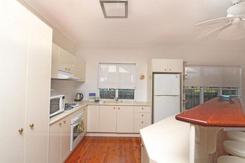 16 Beachway Pde Marcoola: Linen Incl WiFi Pet Friendly A / Cond. 500 BOND - Hervey Bay Accommodation 6