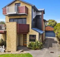 The Island Manor family seaside stay with views - Hervey Bay Accommodation