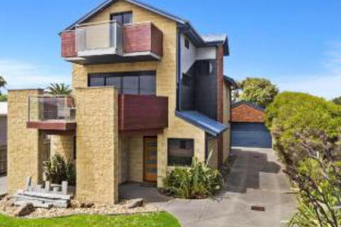 The Island Manor Family Seaside Stay With Views - Hervey Bay Accommodation 0