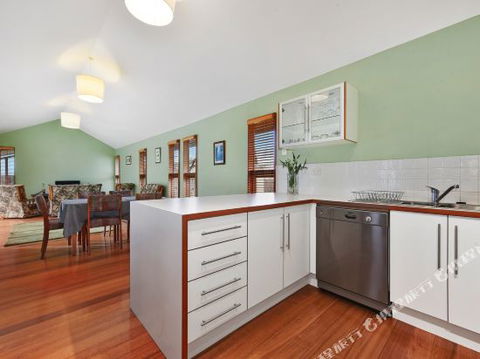 Family Friendly Weatherboard Cottage - Tourism Hervey Bay 0