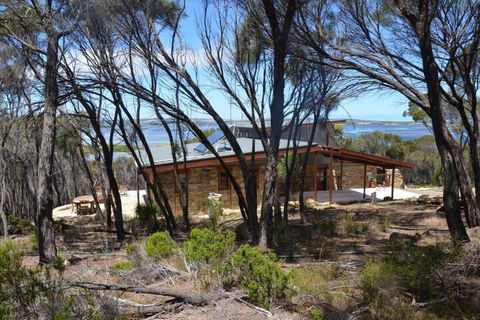 Of Stone & Wood Guesthouse Secluded Getaway! - Tourism Hervey Bay 5