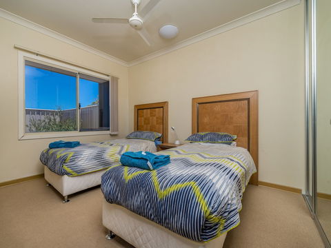 Seafront Unit 60 - Hervey Bay Accommodation 3