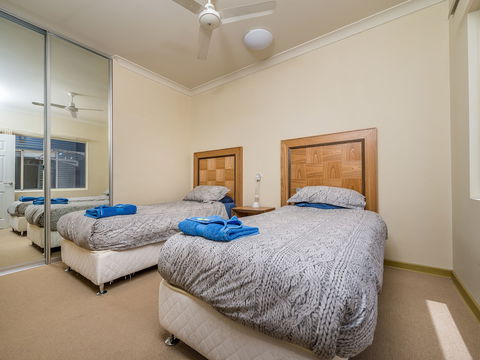 Seafront Unit 60 - Hervey Bay Accommodation 2