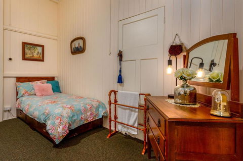 Dillons Cottage - Tourism Hervey Bay 1