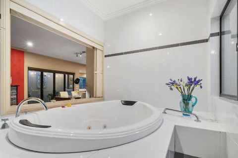 About Time Retreats Studio Seven - Hervey Bay Accommodation 2