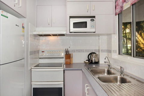 Unit 4 Coolum Sands Apartments 34 First Avenue Coolum Beach 400 BOND LINEN SUPPLIED - Hervey Bay Accommodation 6