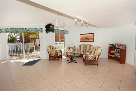 Unit 4 Coolum Sands Apartments 34 First Avenue Coolum Beach 400 BOND LINEN SUPPLIED - Hervey Bay Accommodation 4