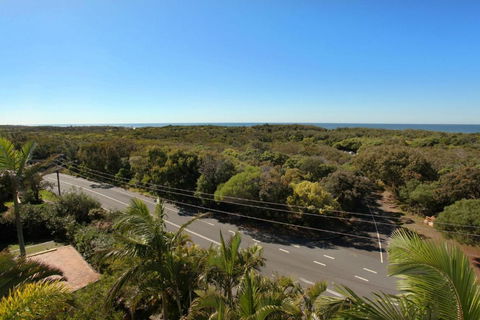 Unit 4 Coolum Sands Apartments 34 First Avenue Coolum Beach 400 BOND LINEN SUPPLIED - Hervey Bay Accommodation 3