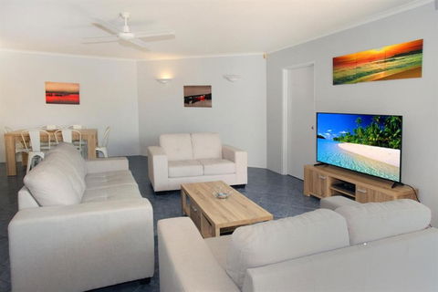 Unit 4 Coolum Sands Apartments 34 First Avenue Coolum Beach 400 BOND LINEN SUPPLIED - Hervey Bay Accommodation 2