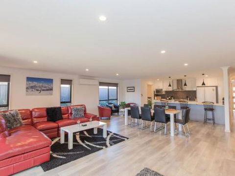 Bedrock 11 Twynam Street Jindabyne - Hervey Bay Accommodation 3