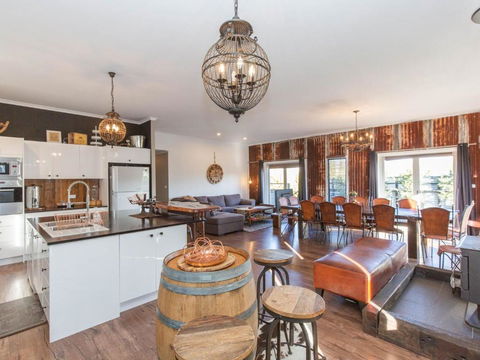 Oak & Barrel / 7 Twynam Street - Hervey Bay Accommodation 4