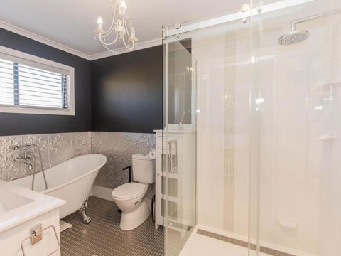 Oak & Barrel / 7 Twynam Street - Hervey Bay Accommodation 3