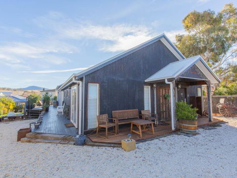 Oak & Barrel / 7 Twynam Street - Hervey Bay Accommodation 2
