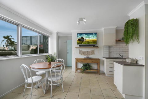 Renovated Moololaba Unit 100m To Beach - Tourism Hervey Bay 5