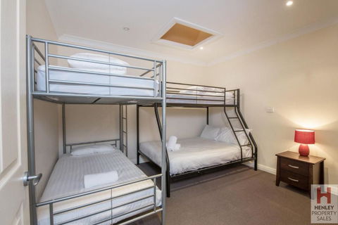 Maison Noir 2 Well Appointed Modern Accommodation With Mountain Views - Hervey Bay Accommodation 3