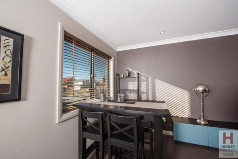 Maison Noir 2 Well Appointed Modern Accommodation With Mountain Views - Hervey Bay Accommodation 4