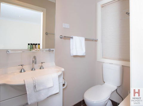 Maison Noir 2 Well Appointed Modern Accommodation With Mountain Views - Hervey Bay Accommodation 5