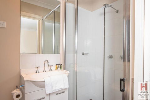 Maison Noir 2 Well Appointed Modern Accommodation With Mountain Views - Hervey Bay Accommodation 2