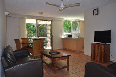 32 / 15 Rainbow Shores Unit Overlooking Bushland With Shared Swimming Pool Spa & Tennis Court - Tourism Hervey Bay 1