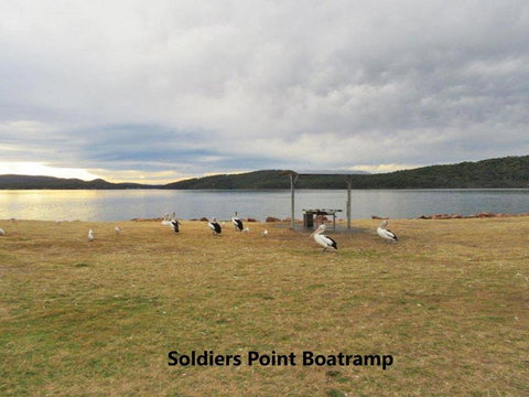 15 Kanangra 39 Soldiers Point Road Fantastic Unit Right On The Water - Hervey Bay Accommodation 2