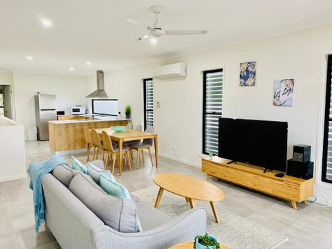 DAYDREAMING Airlie Beach Water Views & Only 200m To Boardwalk. - Hervey Bay Accommodation 1