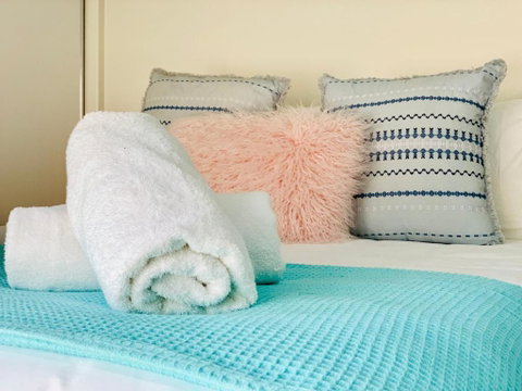 DAYDREAMING Airlie Beach Water Views & Only 200m To Boardwalk. - Hervey Bay Accommodation 6