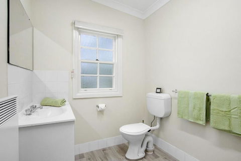 THE TEACHERS COTTAGE - Hervey Bay Accommodation 2