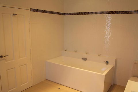 Gundaroo Manor Bed & Breakfast - Hervey Bay Accommodation 2